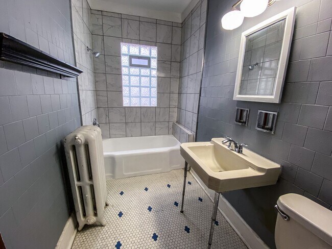 Foto del edificio - 2207-2209 N 48th Street - Duplex