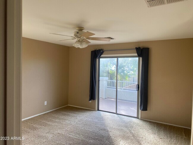 Foto del edificio - 18045 W Carol Ave