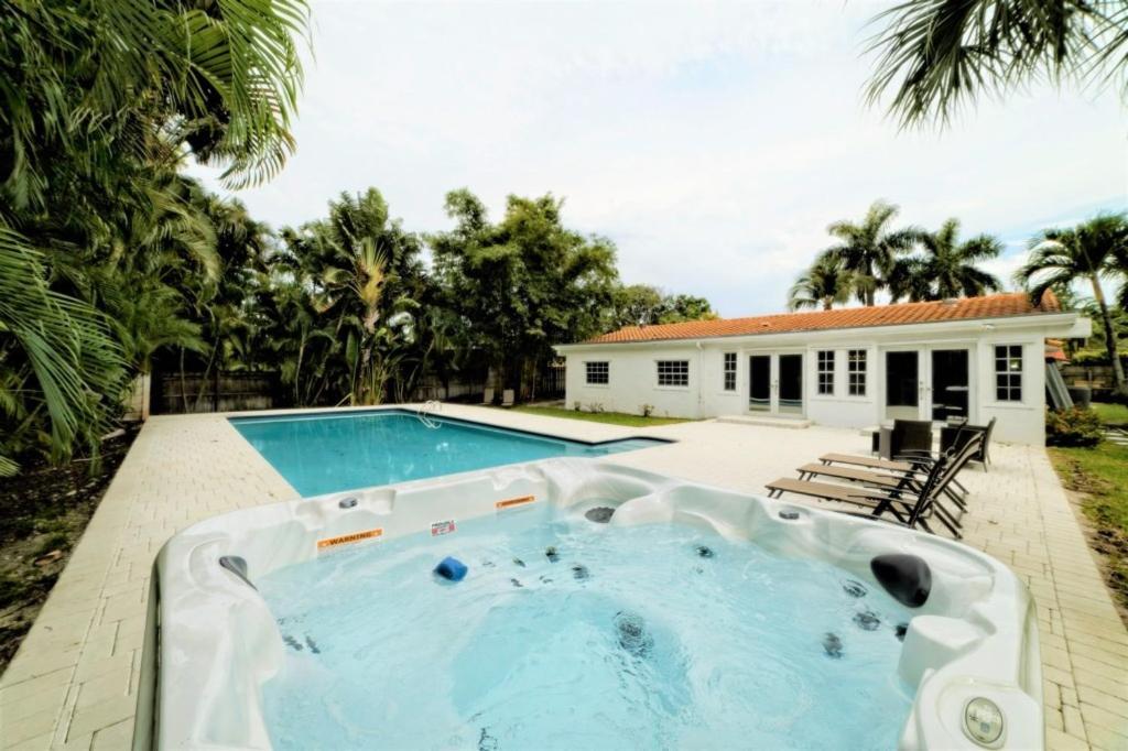 Foto principal - 2423 NE 202nd St