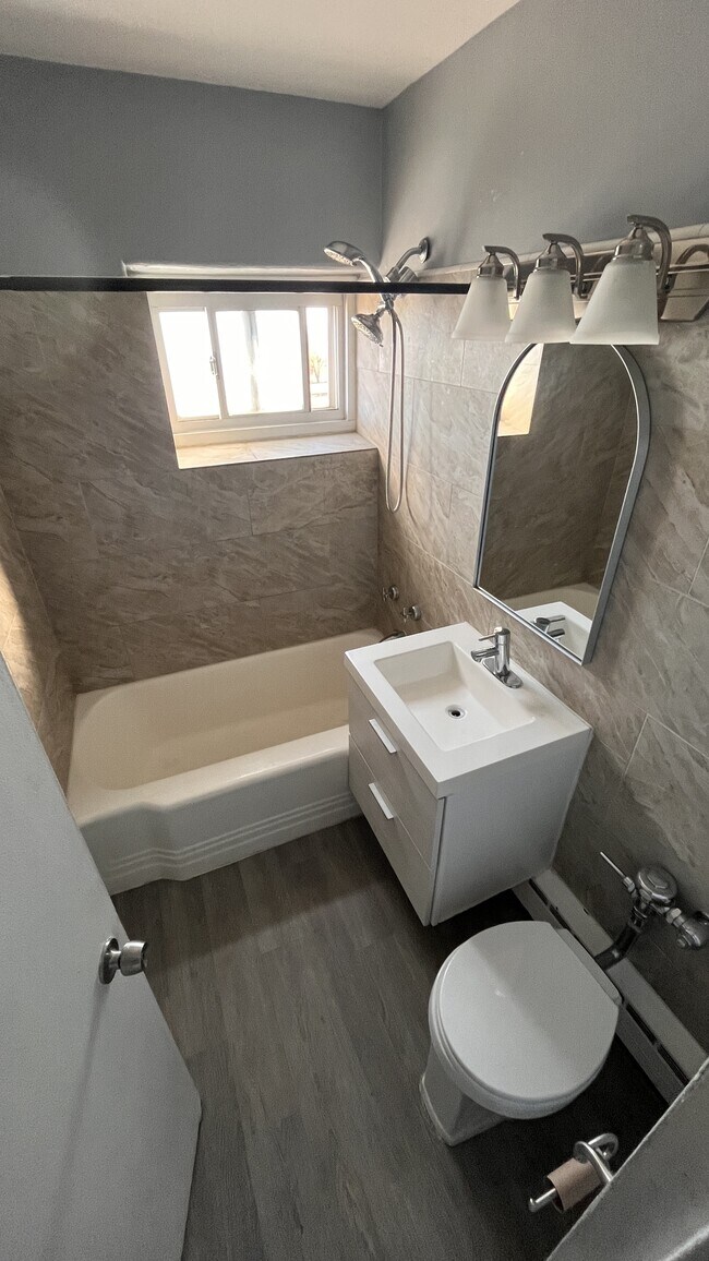 Foto del edificio - 4950 N Marine Dr