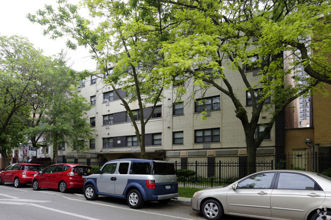 Building Photo - 6011 N Kenmore St