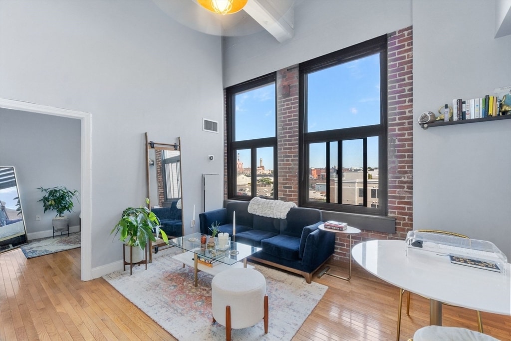 Primary Photo - 320 W 2nd St