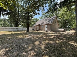 Building Photo - 28 Woodbriar Dr