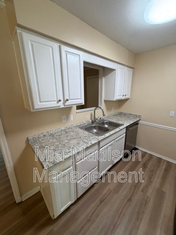 Building Photo - 9406 Dunwoody Dr