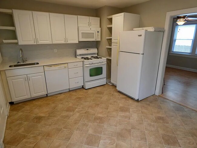 Building Photo - 136 Mapleshade Ave