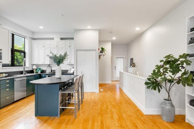Building Photo - 2 bedroom in Seattle WA 98122