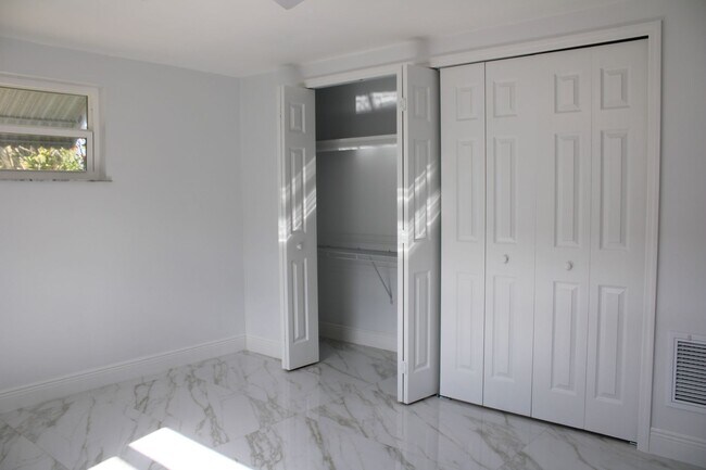 Foto del edificio - For Rent – 3-Bed / 2.5-Bath Deep Water Canal, Canal-Front Home with a Floating Dock,  totally ren...