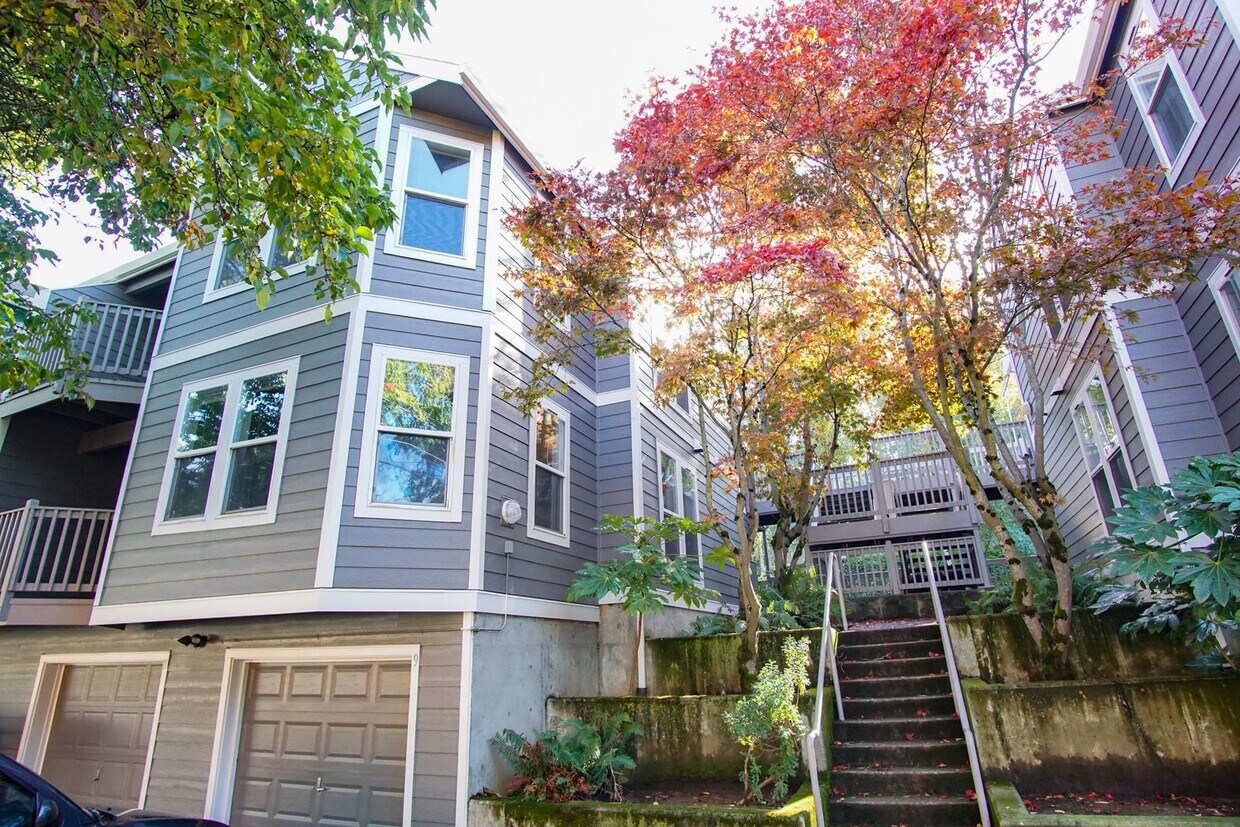 Beautiful & Spacious 2 Bed 2 Bath by Lair Hill Park! - Beautiful & Spacious 2 Bed 2 Bath by Lair Hill Park!