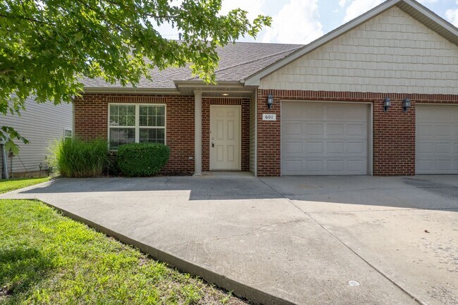 Building Photo - 601-603 Glenstone Dr.