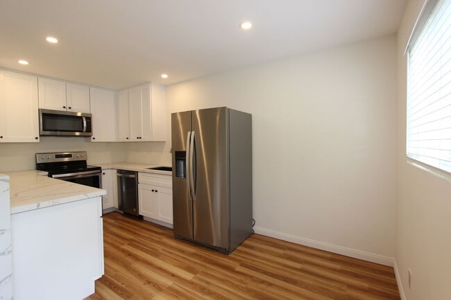 Building Photo - Beautiful, recently remodeled 1 bedroom 1 bathroom condo available now - MOVE IN SPECIAL
