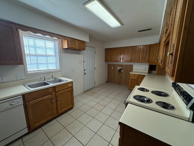 Foto del edificio - Home With 2 Living Areas Located Near School & W. Loop 289 / Marsha Sharp Fwy Access!