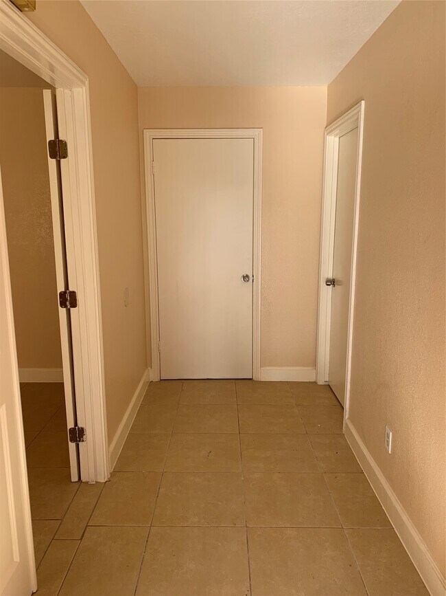 Foto del edificio - 5736 W Airport Blvd