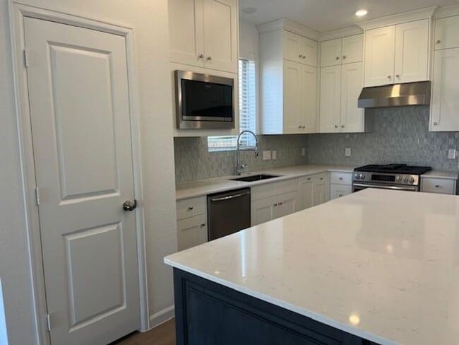 Building Photo - 3004 Avalos Dr