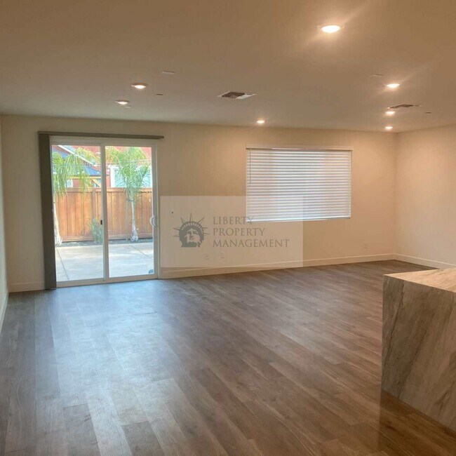 Building Photo - 528 Amari Ct
