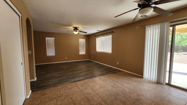 Foto del edificio - 42553 W Michaels Dr