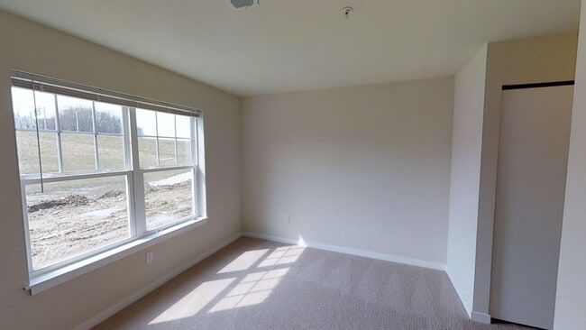 Building Photo - Condo Style Lower 1 Bedroom 1 Bathroom Apartment