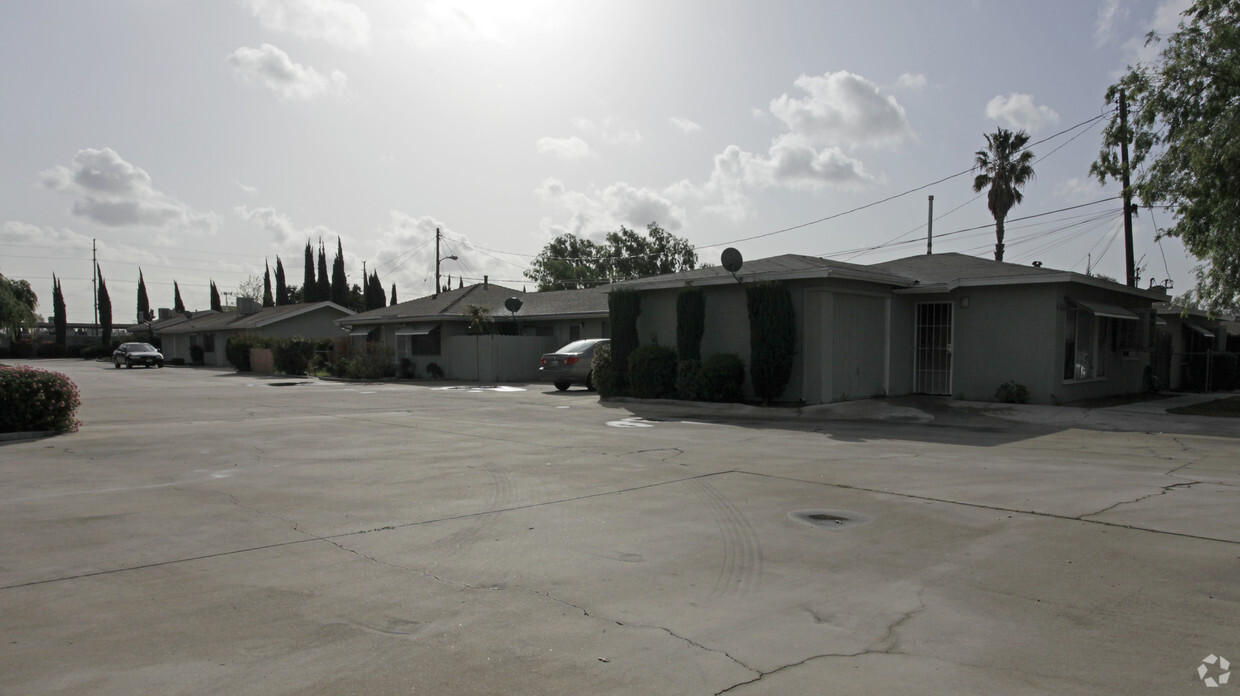 Building Photo - 10201-10221 Almond Ave