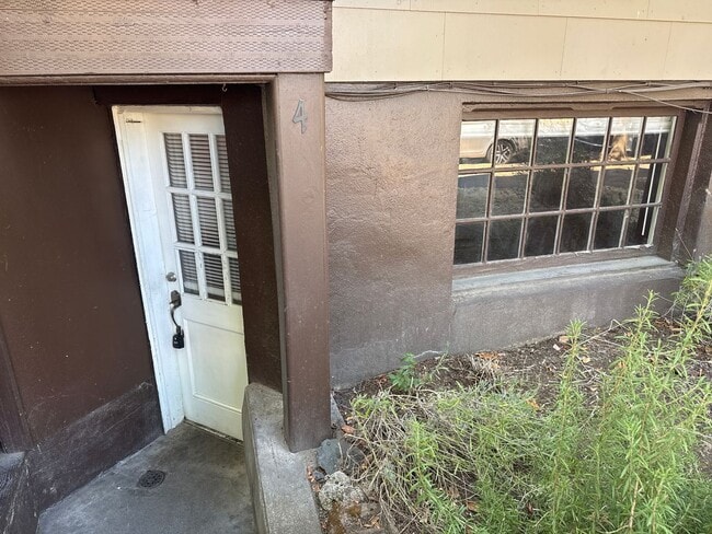 Building Photo - 634 SW Calapooia St
