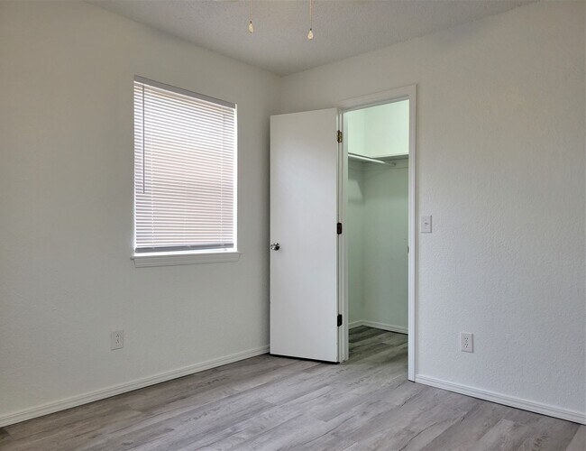 Building Photo - $150 off first FULL month's rent!
