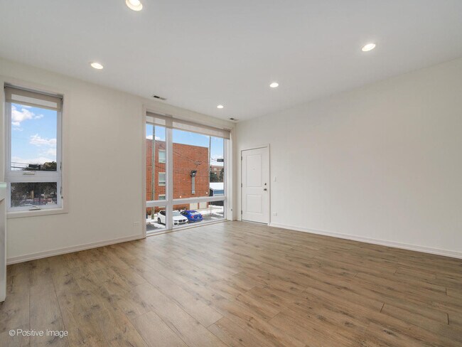 Foto del edificio - 4111 N Narragansett Ave