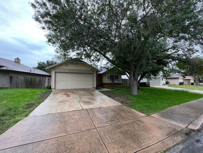 Building Photo - NICE SPACIOUS 3 BDRM 2 BATH HOME*FIREPLACE...