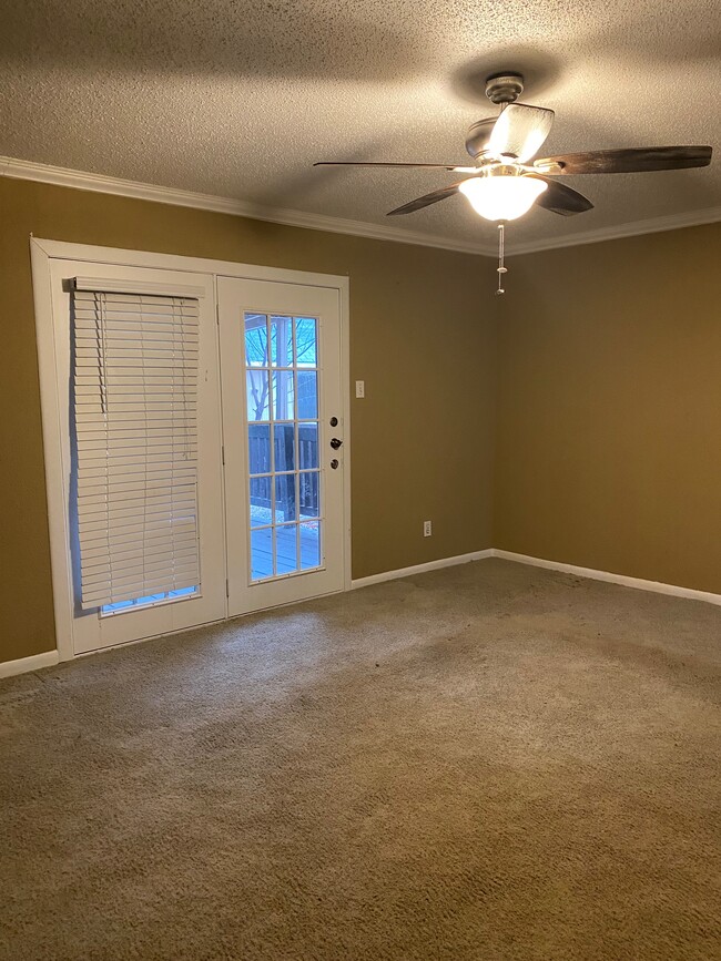 Den - 880 Rellia Dr