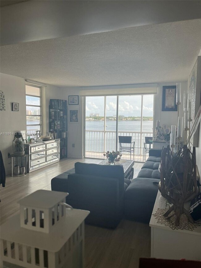 Building Photo - 2910 Point E Dr