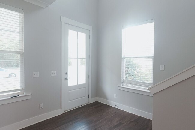 Foto del edificio - Coming Available!