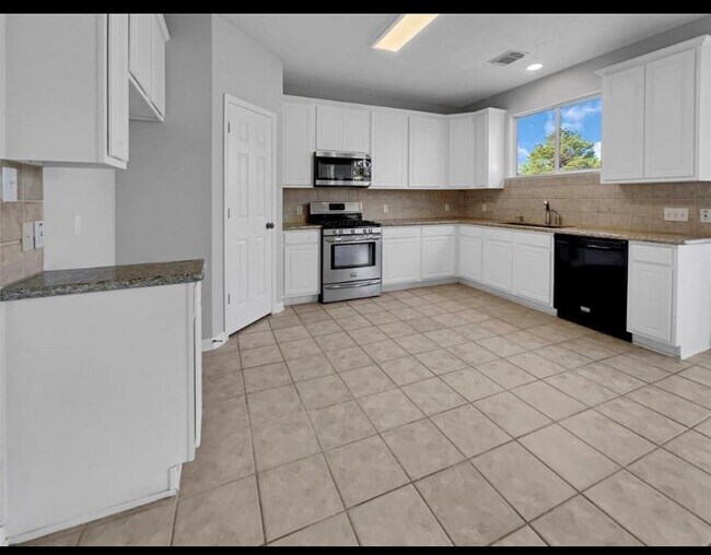 Building Photo - 8518 Fredericksburg Ln