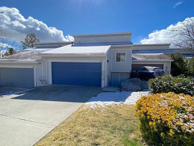 Foto del edificio - 3 Bedroom Townhouse North Reno - 2 Car Attached Garage/Mountain Views