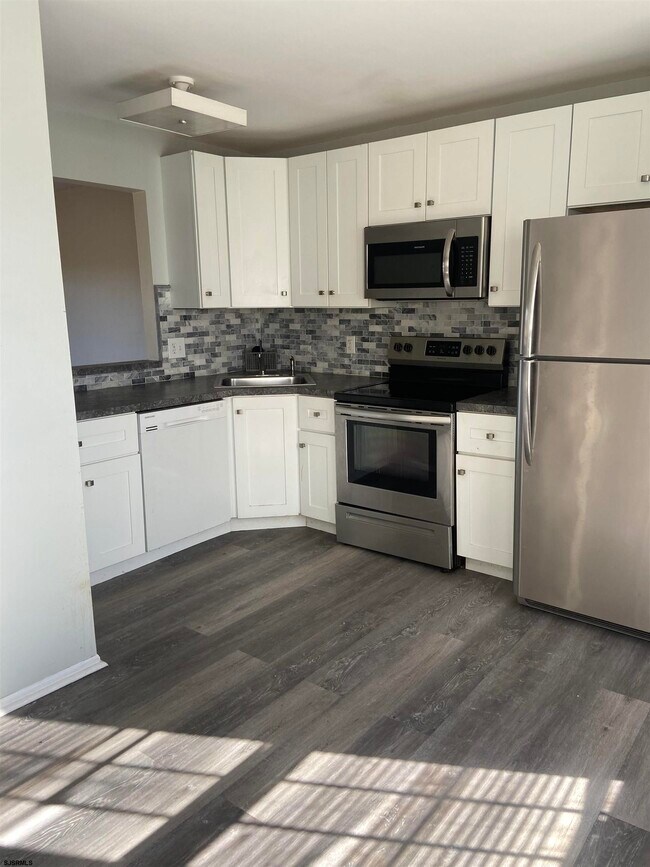 Building Photo - 3518 Woodlands Dr