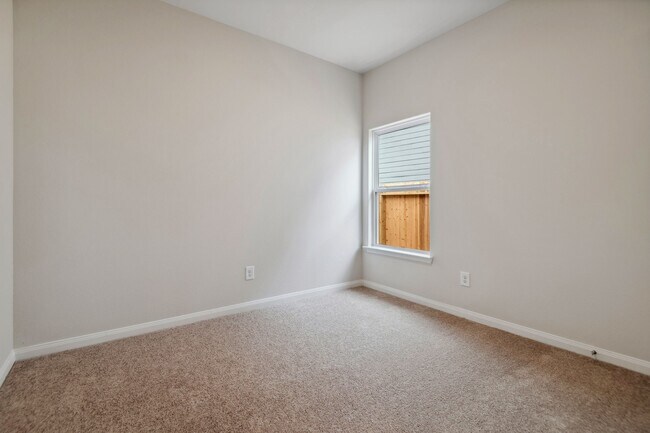 Foto del edificio - 348 Kingston Wy
