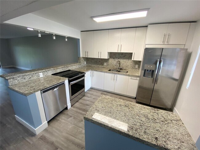 Foto del edificio - 370 Racquet Club Rd