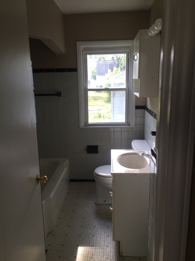 Building Photo - Cozy 3 bedroom 2bath Bungalow in nice Redford neighborhood