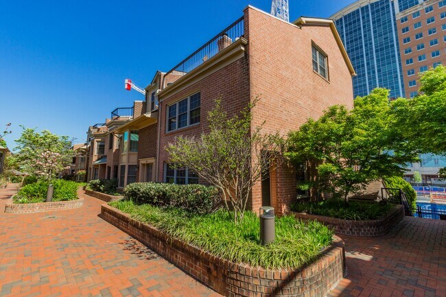 Building Photo - Beautiful 3 Bedroom 3/2 Bath Brick End Uni...