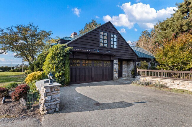 Foto del edificio - Secluded estate in Blue Ridge with 180' vi...