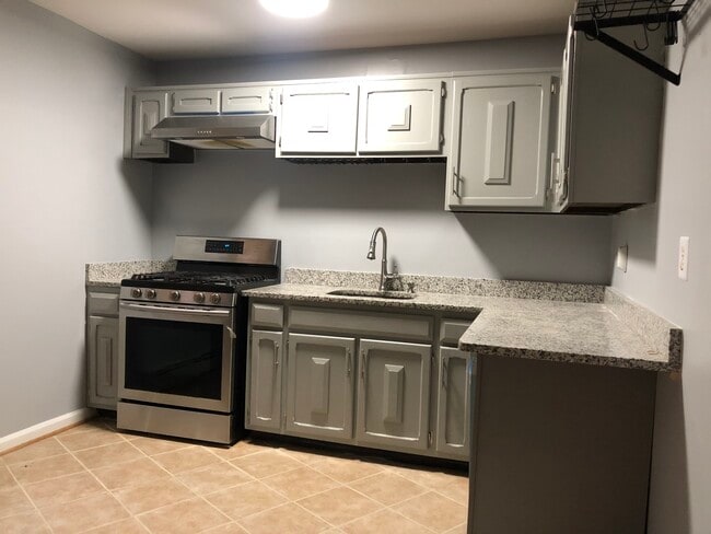 Kitchen - 4207 Glendale Rd