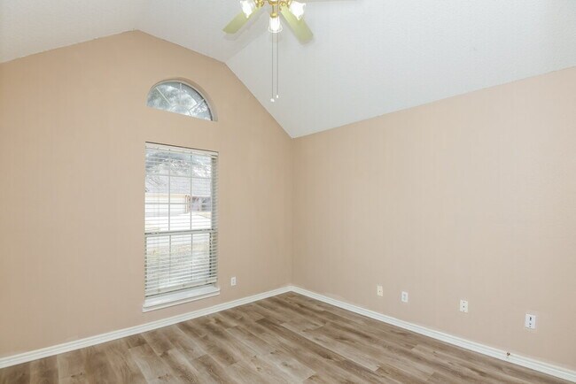 Building Photo - 121 Downwood Dr