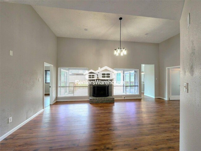 Building Photo - 2118 Creston Dr