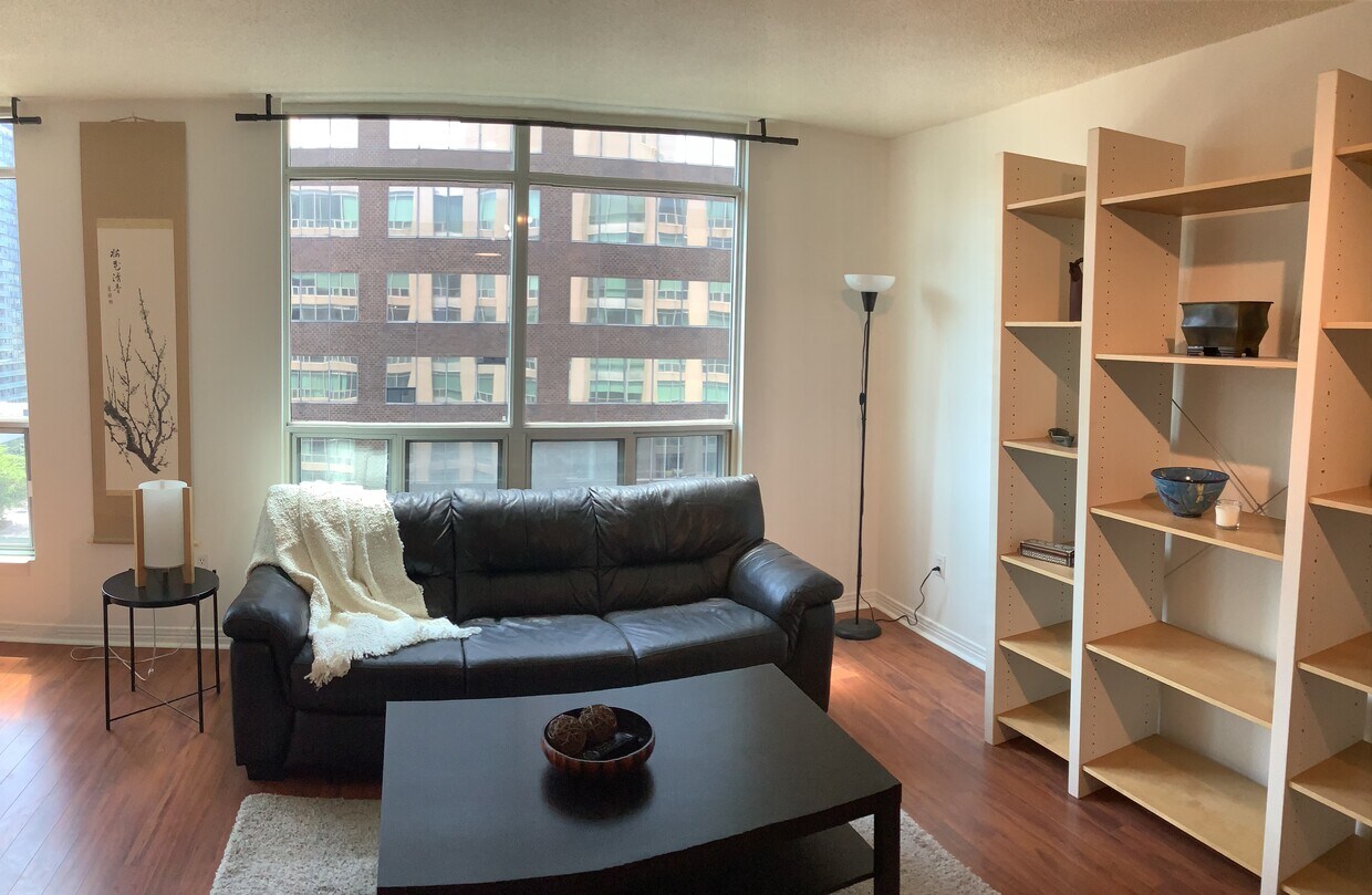 Primary Photo - 942 Yonge St
