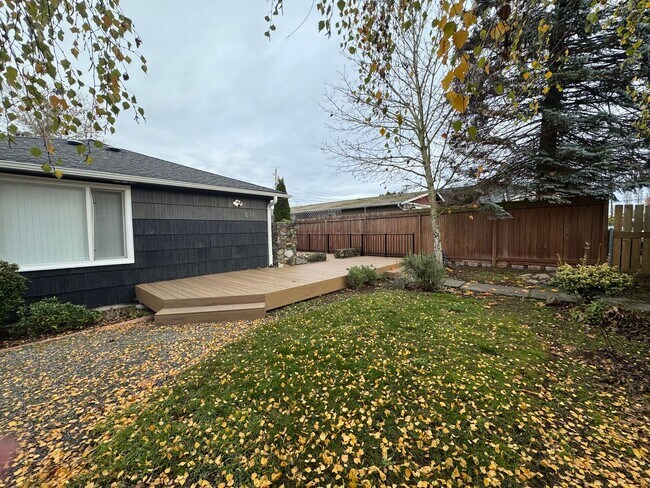 Foto del edificio - Charming Tacoma Home with Fireplace & Detached Shop