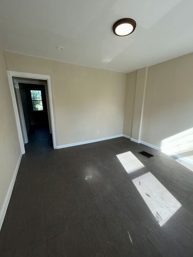 Foto del edificio - 3 bed 1 bath