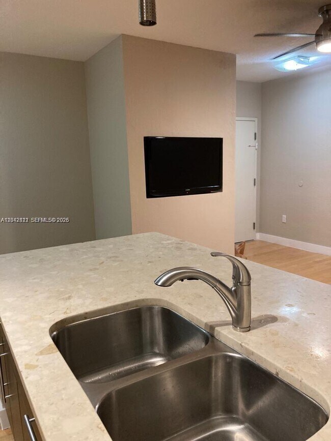 Foto del edificio - 7171 Bay Dr
