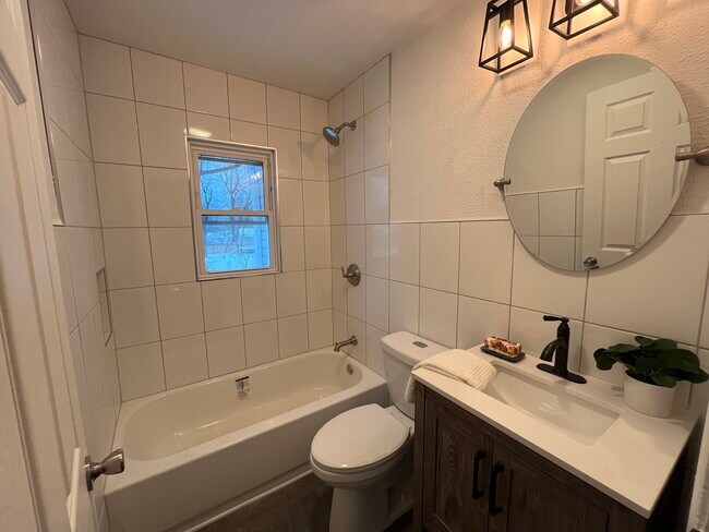 Building Photo - 805 W 84th St