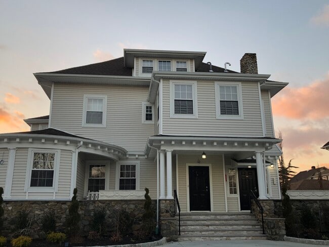 Building Photo - 314 S Ocean Ave