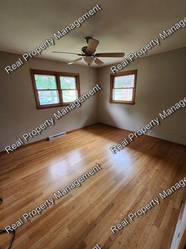Building Photo - Three Bedroom Ranch