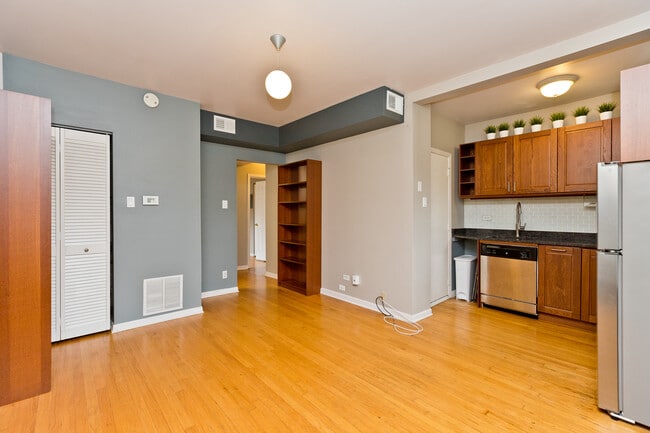 Building Photo - 4240 N Clarendon Ave
