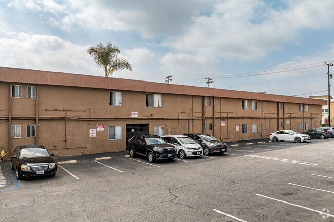 Alternar - Carson Palms Apartments