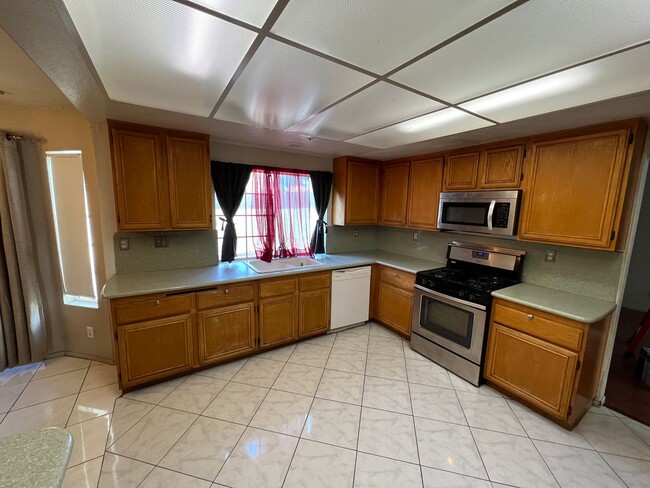 Building Photo - Spacious 4-Bedroom + Office Home in Desirable HOA Community Near New Shopping & Costco
