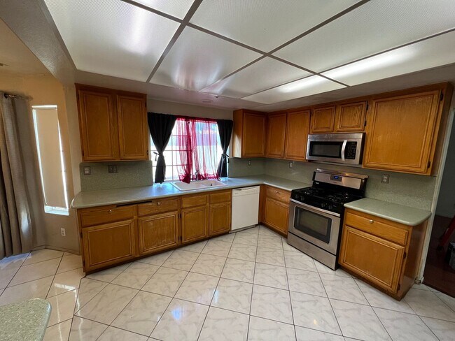 Foto del edificio - Spacious 4-Bedroom + Office Home in Desirable HOA Community Near New Shopping & Costco